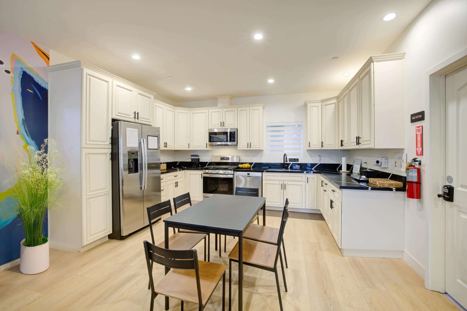Full Kitchen & Dining